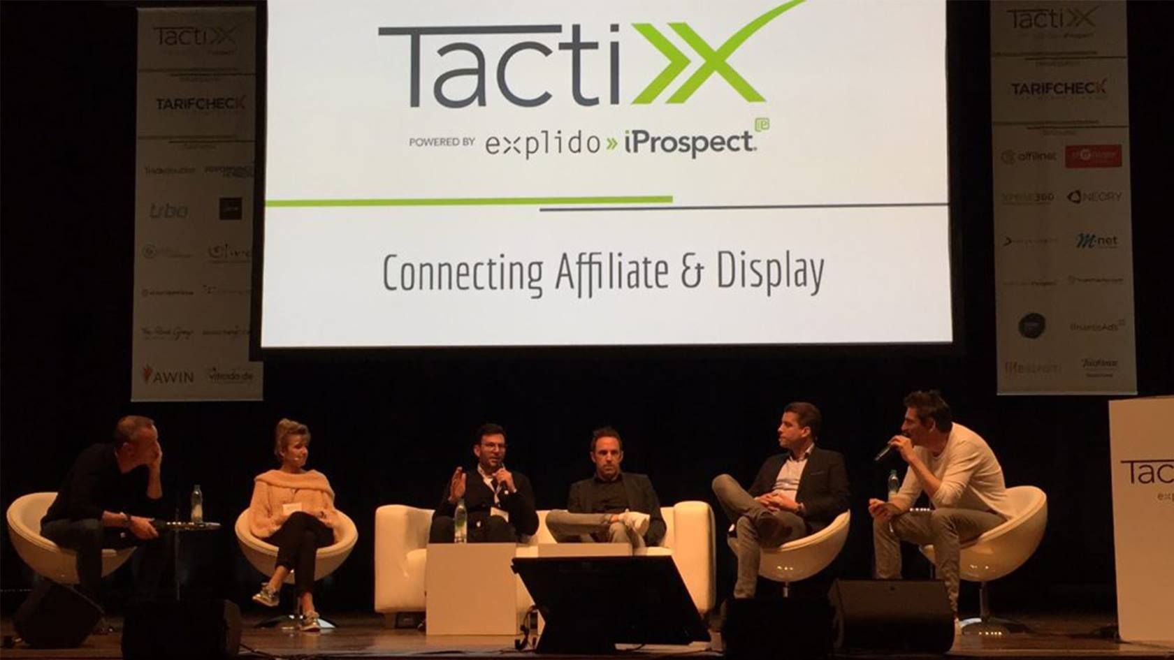 Mehrere Sprechende auf einer Bühne zum Thema "Connecting Affiliate & Display".