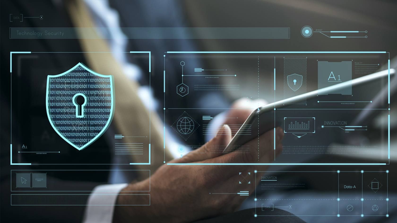 Mann hält Tablet in der Hand, davor ein Hologramm zum Thema Datenschutz