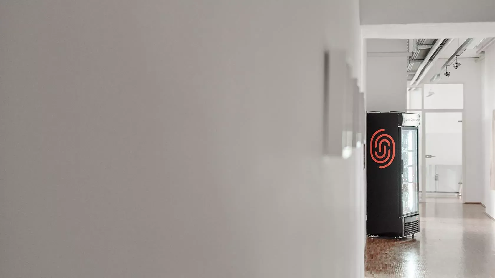 Flur mit Automat und UDG Logo