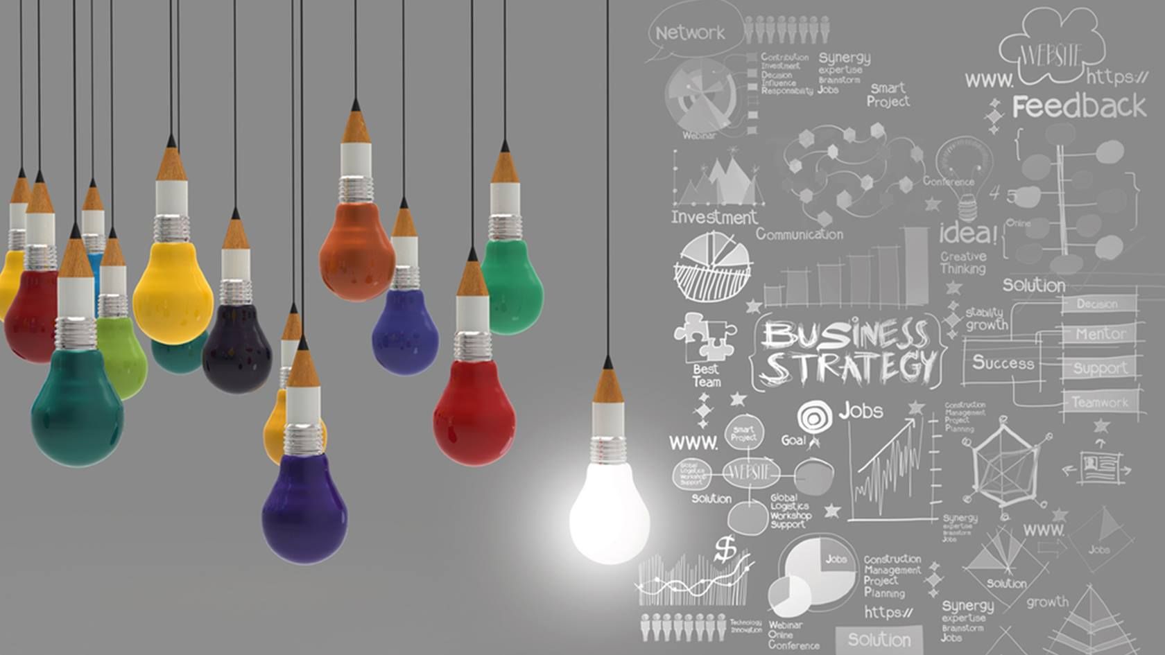Bunte Glühbirnen links und eine Business Strategie rechts