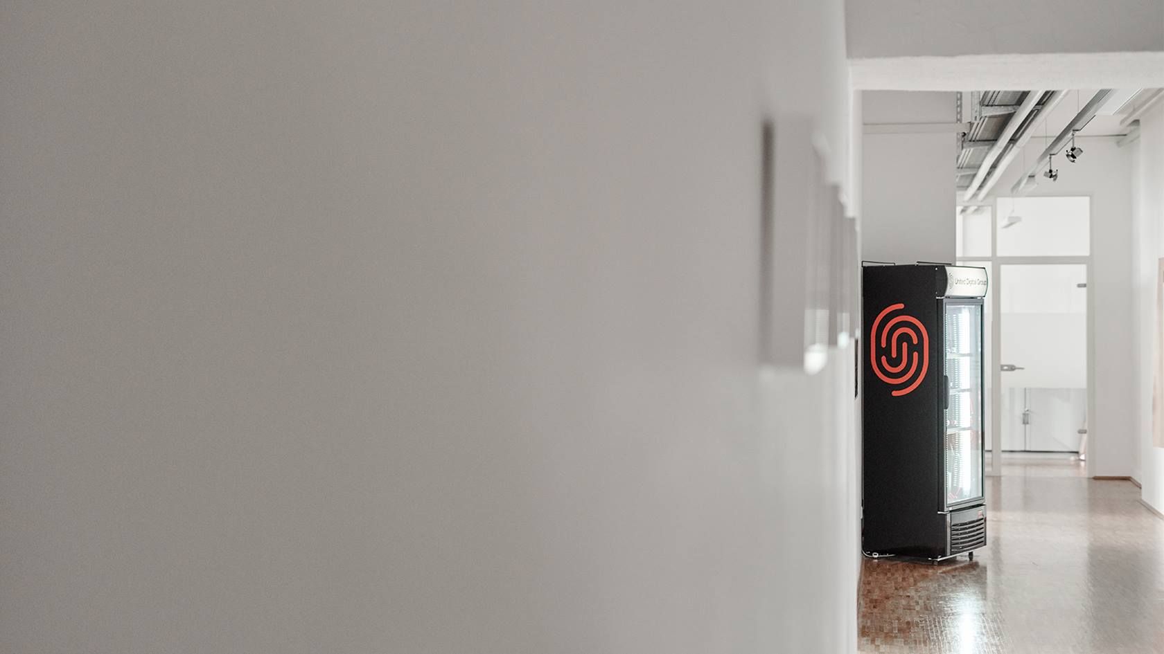 Flur mit Automat und UDG Logo