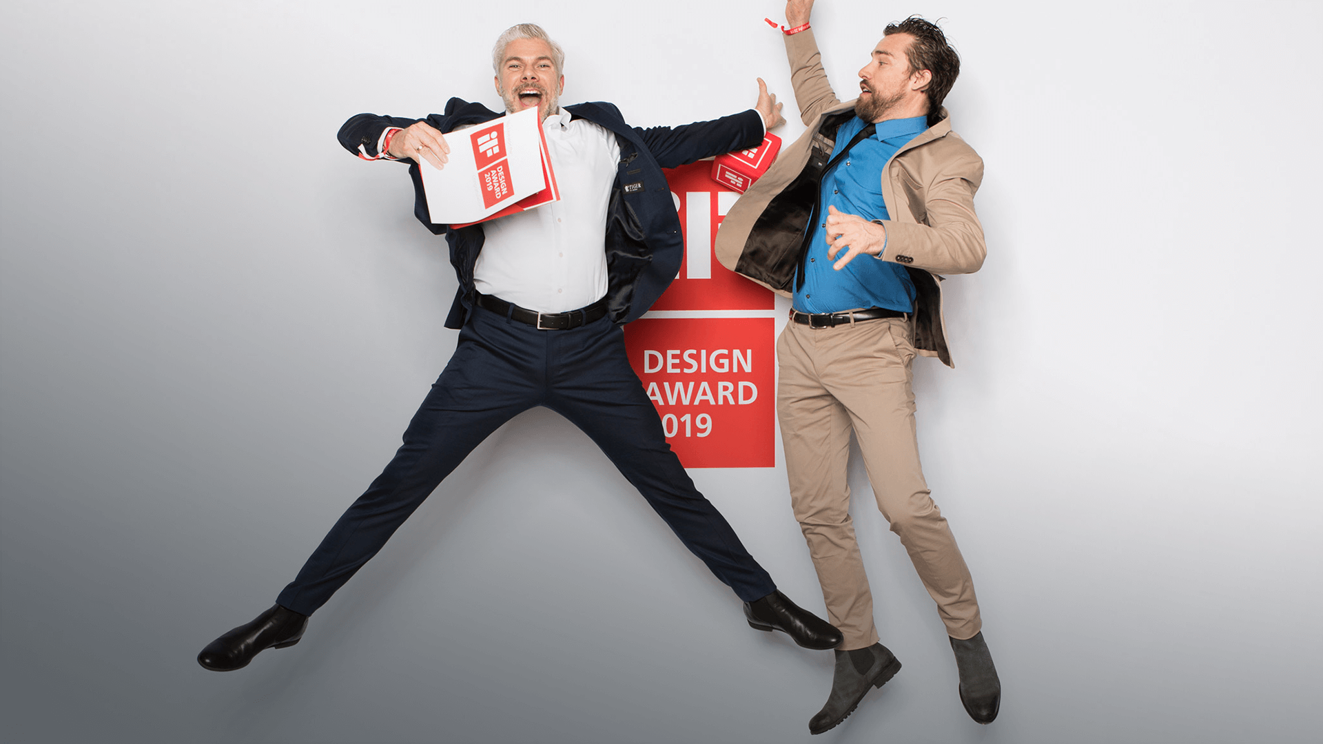 Markus Lucht und Florian Frey hüpfend in der Luft