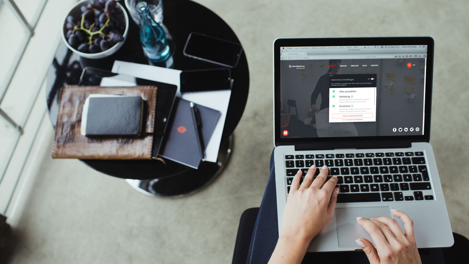 Arbeitssituation am Laptop