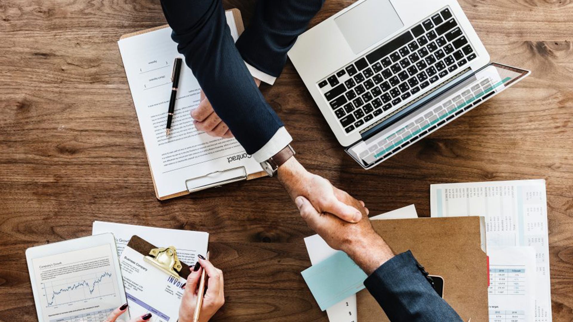 Partner: Zwei Männer geben sich die Hand