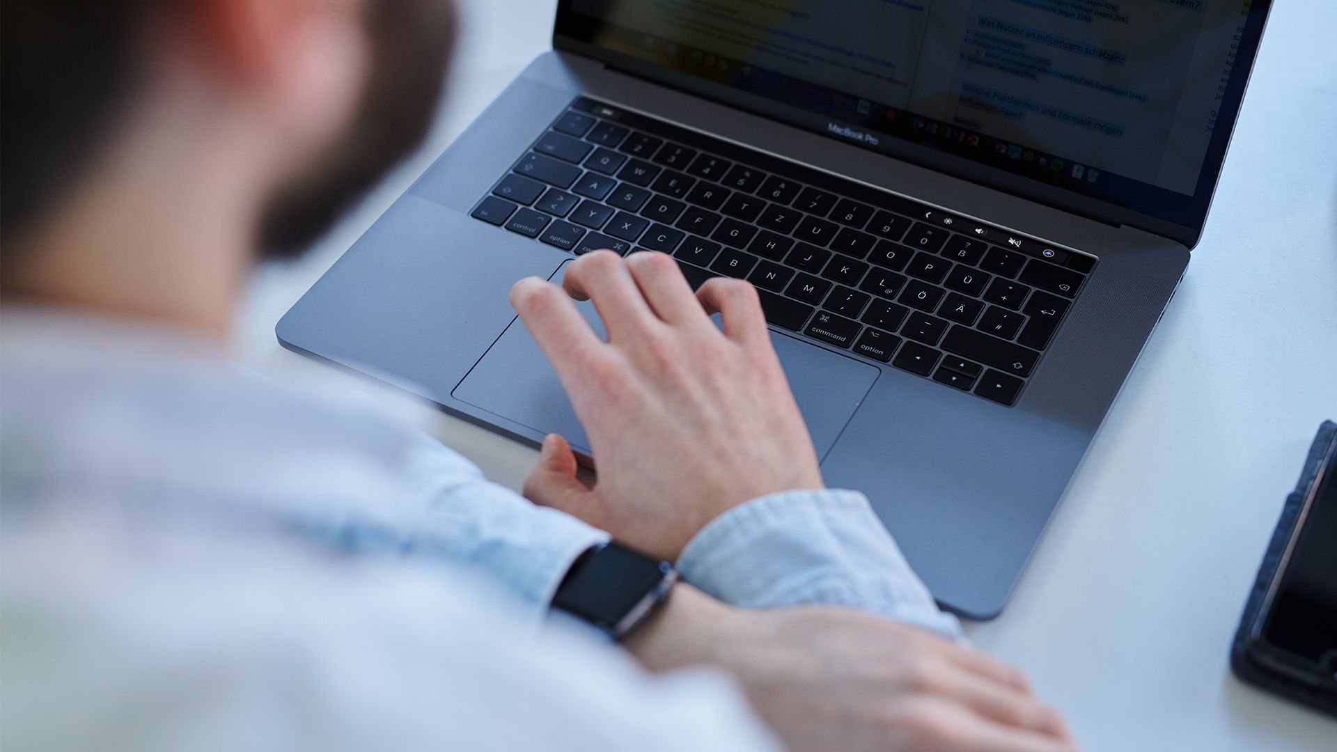 Laptop mit Händen