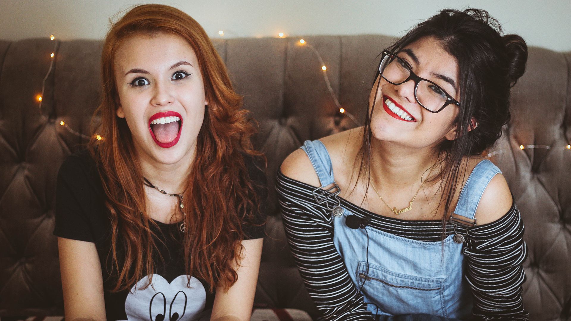 Junge Frauen lachen Querformat