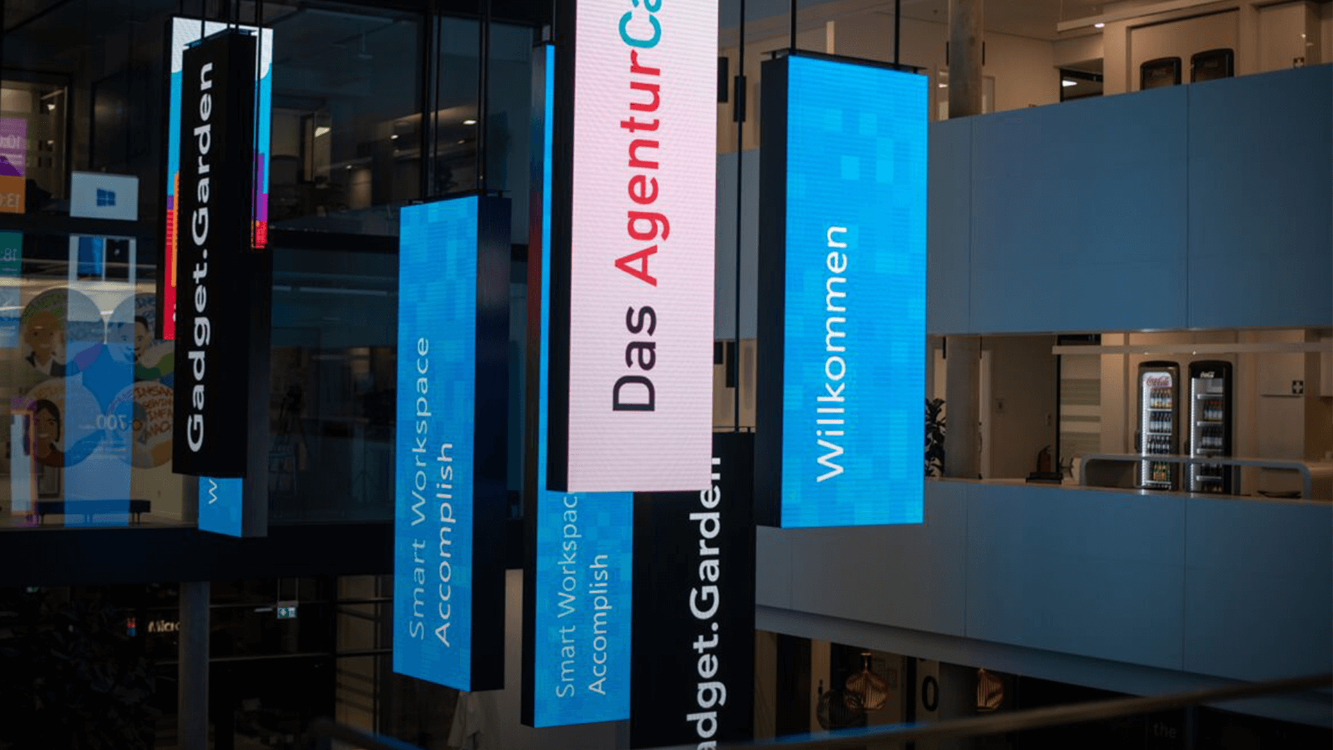 Agenturcamp Banner hängen von Decke