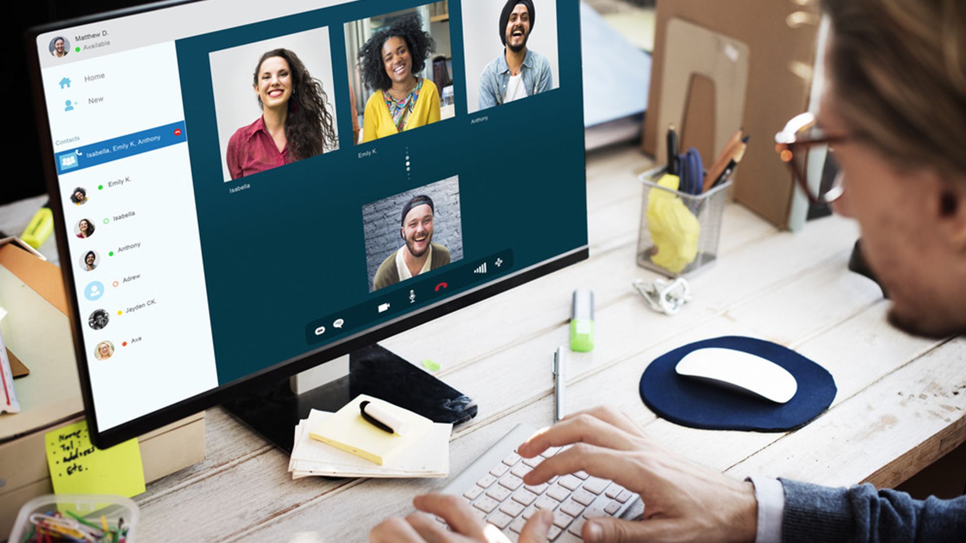 Mann der an einem PC arbeitet