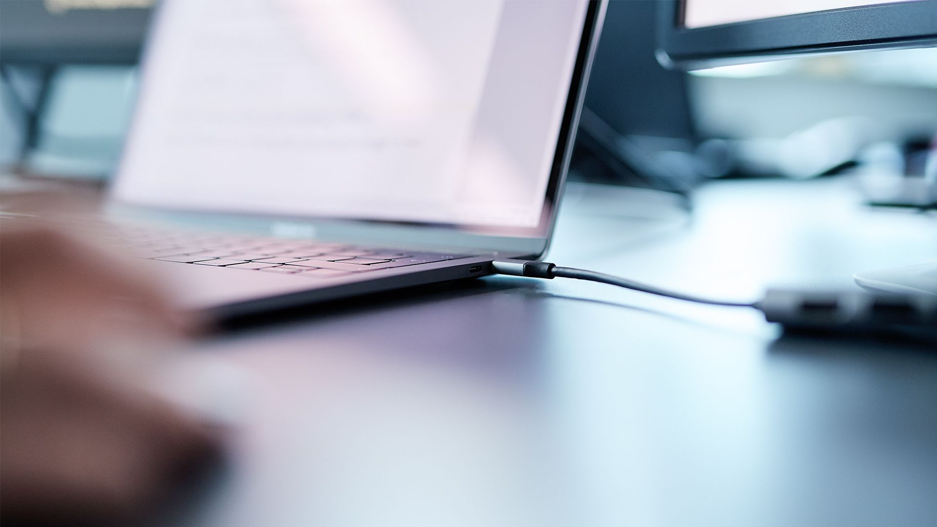 Laptop mit Maus und Hand