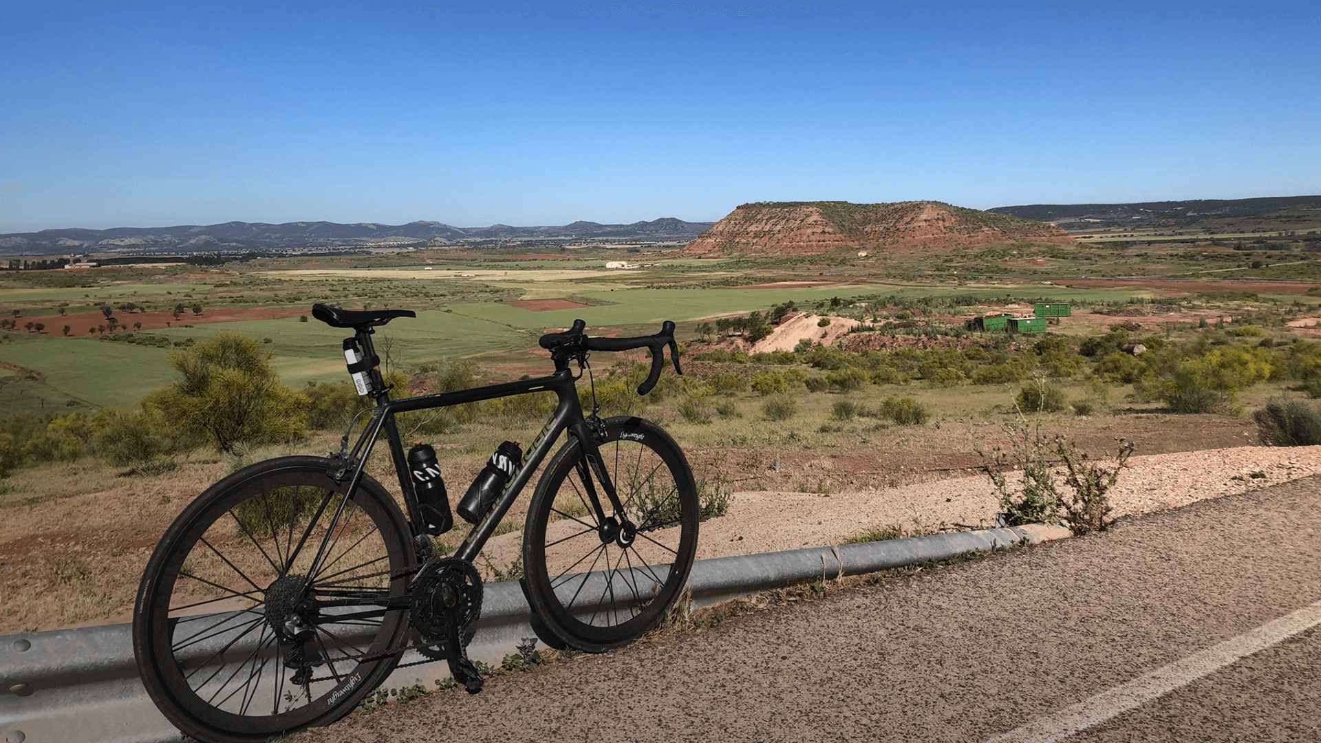 Fahhrad im Hintergrund Landschaftskulisse mit blauem Himmel