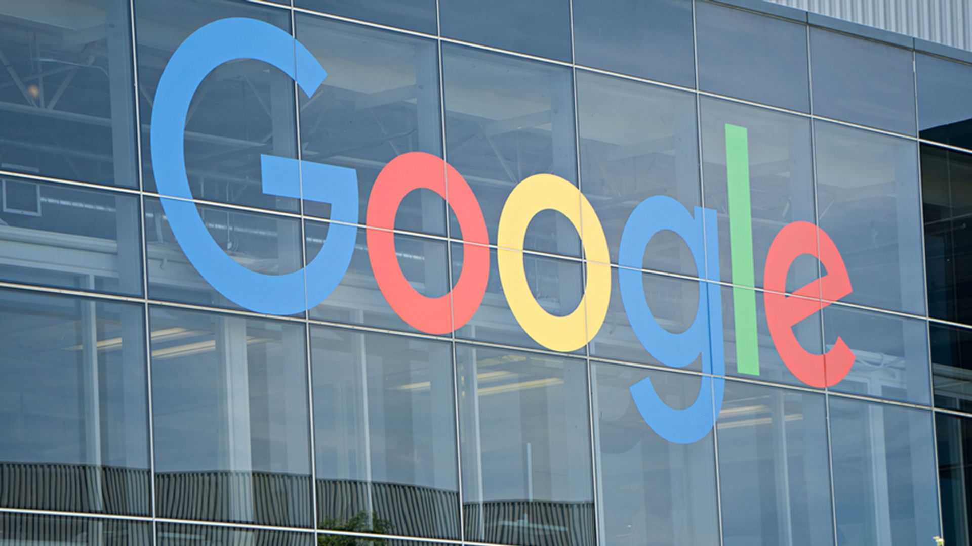 Google Logo an Fensterwand