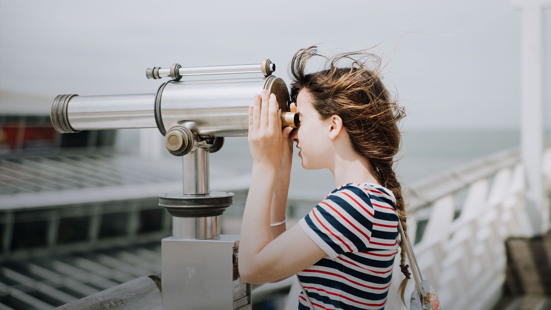Mädchen schaut durch Fernrohr