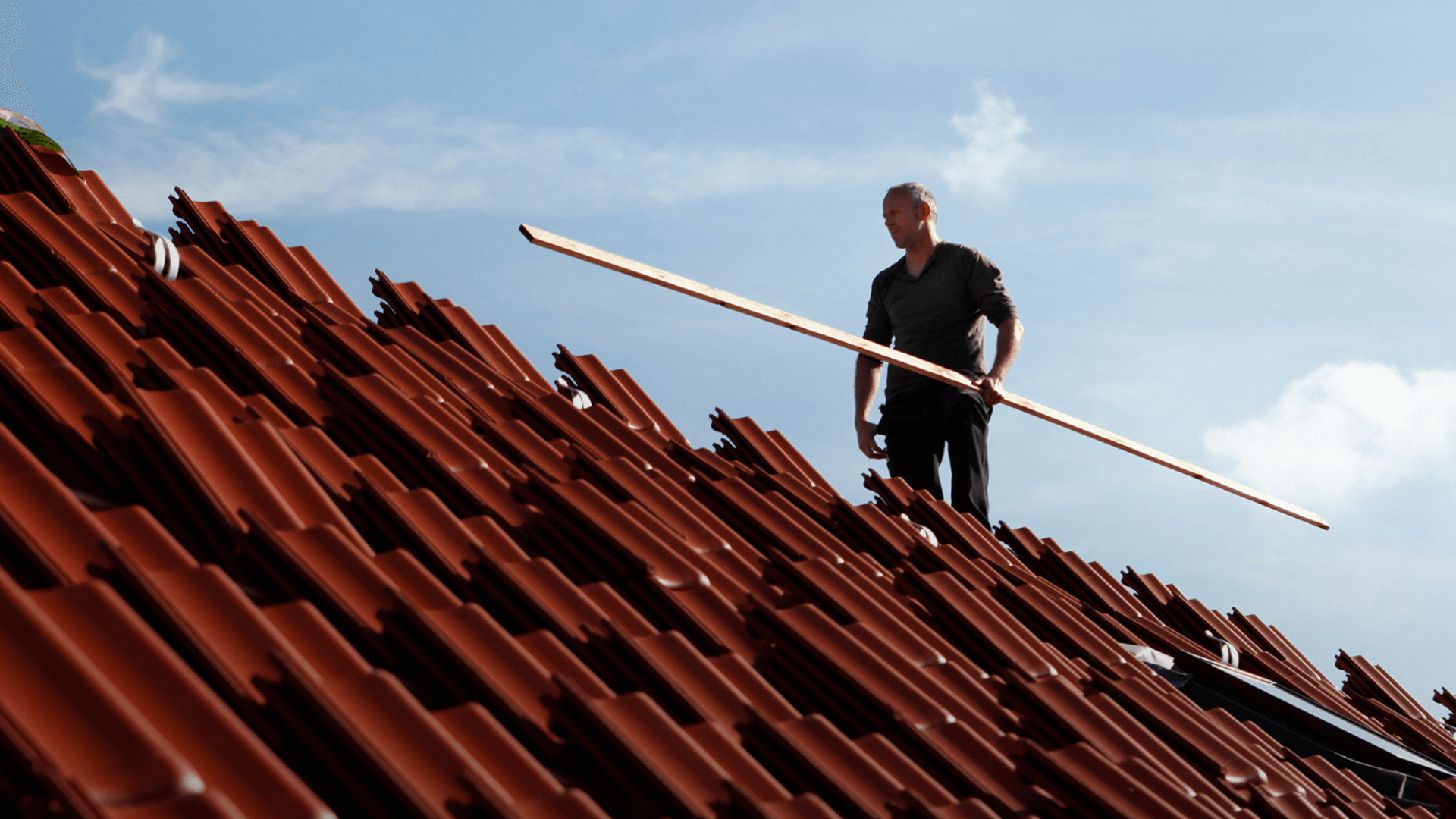 Handwerker auf dem Dach