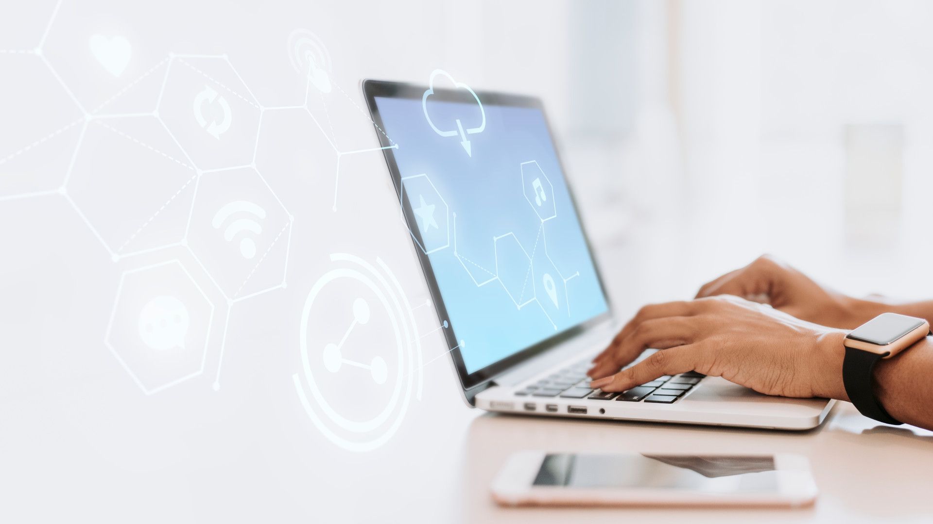 Ein Laptop mit hellem Hintergrund und Digitalisierungs-Icons