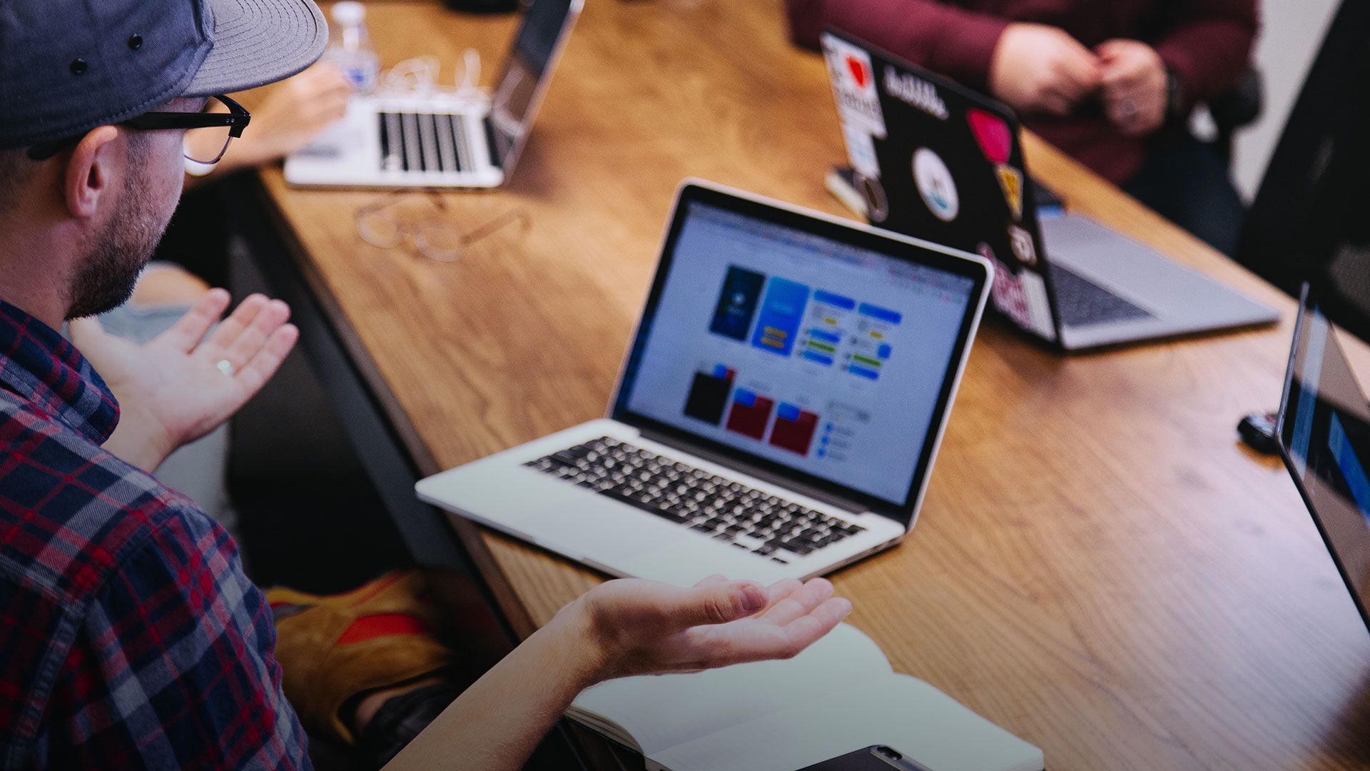 Mann von der Seite vor seinem Laptop