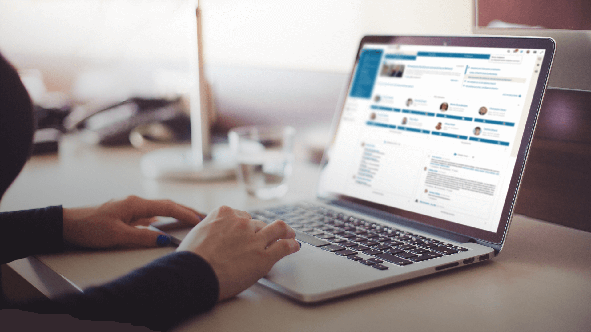 Laptop mit Social-Intranet Ansicht der Vaillant Group