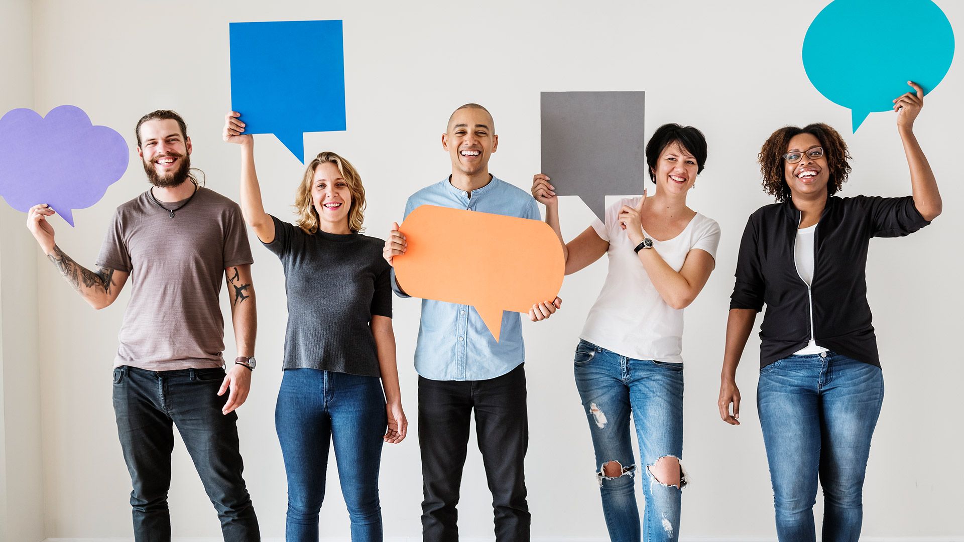 Mitarbeiter haben Schilder in der Hand
