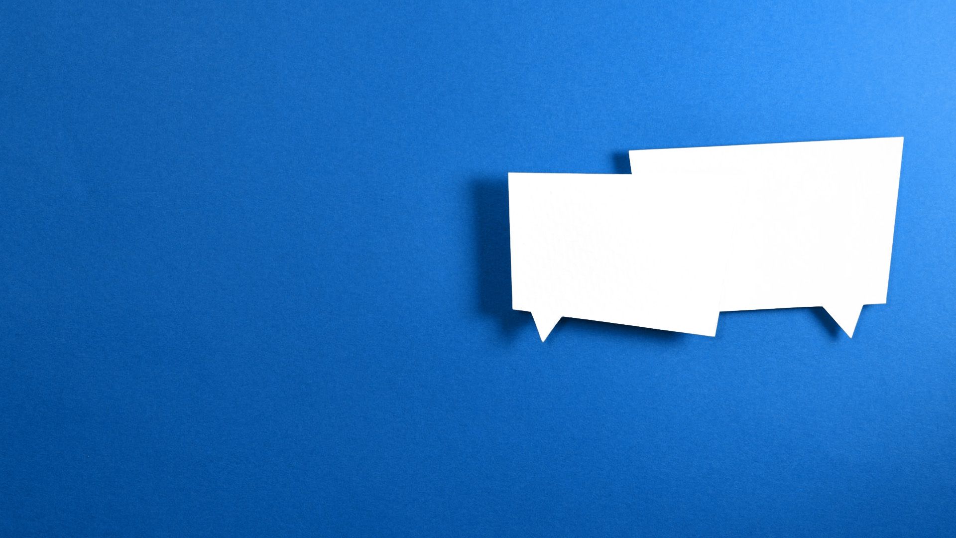 Zwei weiße Sprechblasen auf blauem Hintergrund