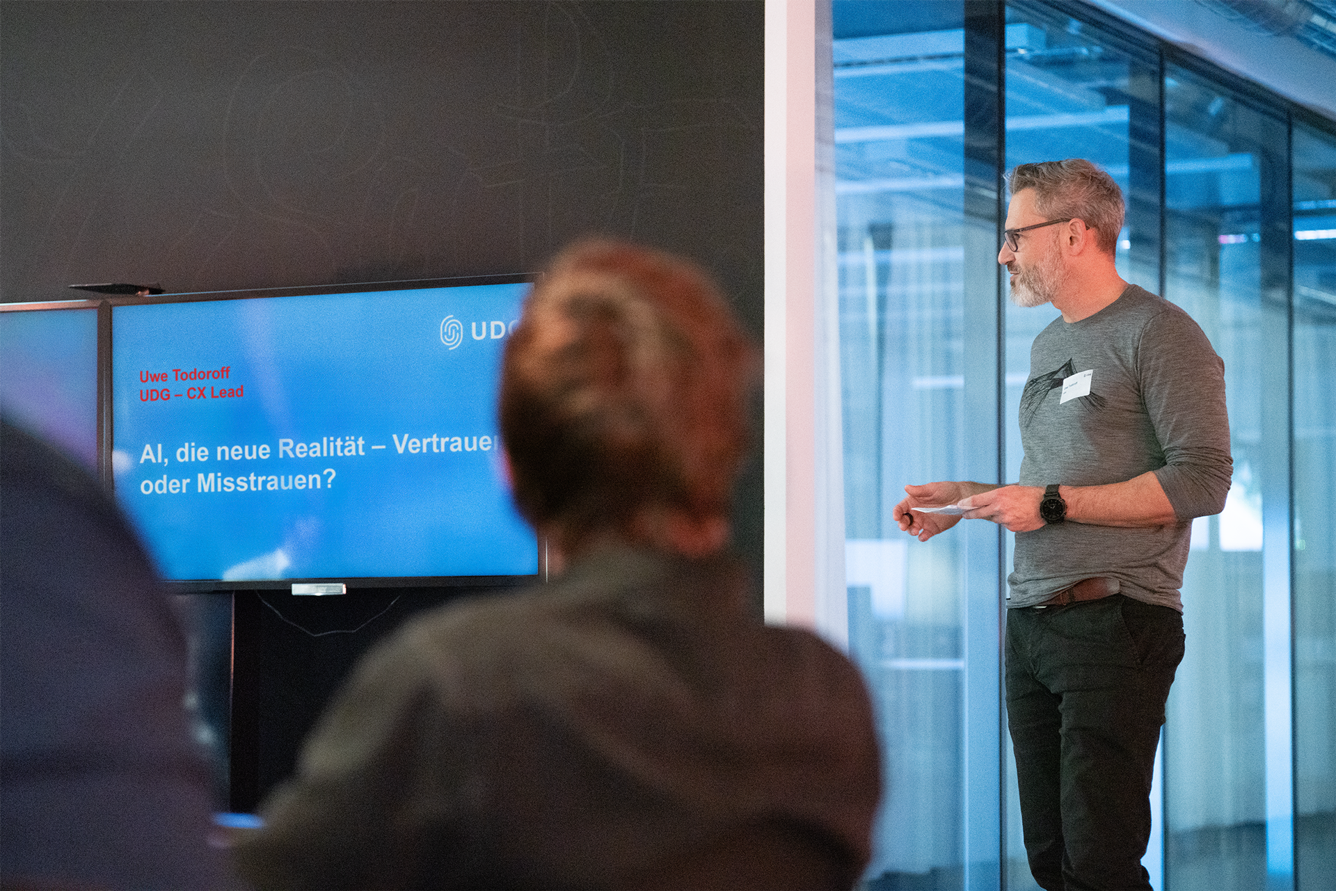 Uwe Todoroff, CX Lead bei UDG, während eines Vortrages über KI.