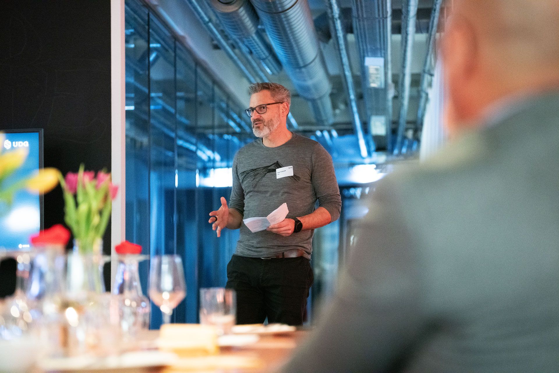 Uwe Todoroff, CX Lead bei UDG, während seines Impulsvortrages bei der Executive Lounge.