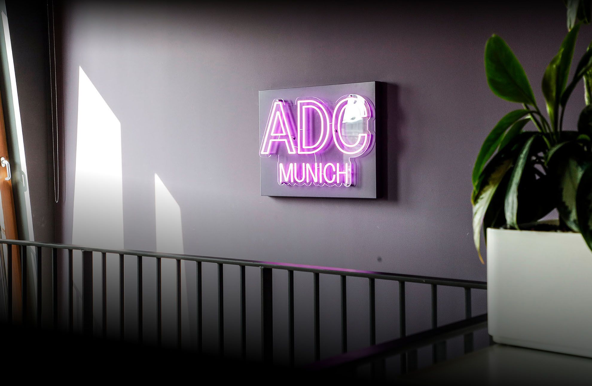 Leuchtschild mit den Initialen ADC des Google ADC Accessibility Discovery Center in München