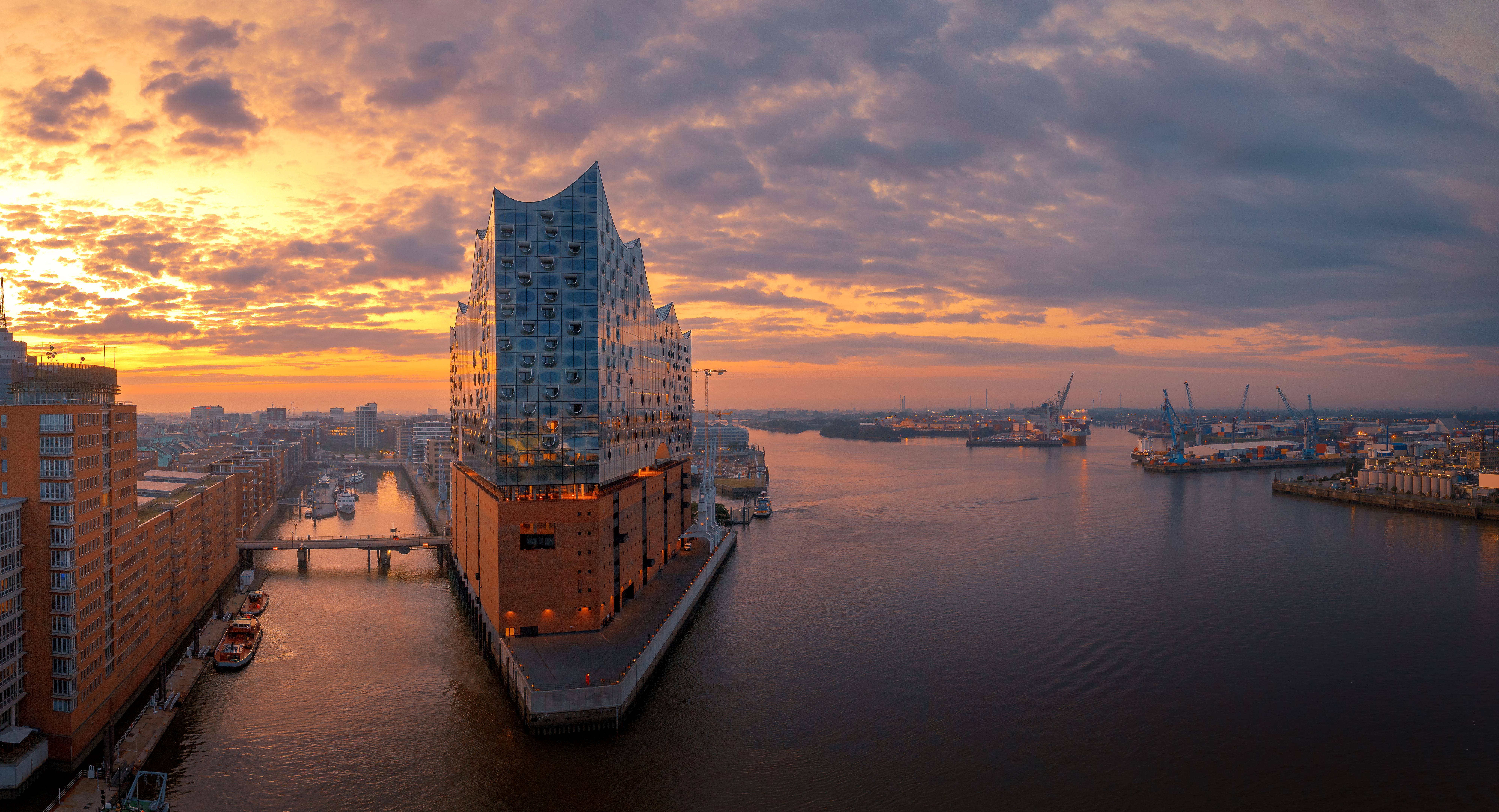 Hamburg Skyline mit Blick auf den Hafen